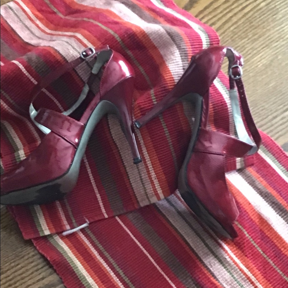 Beautiful Red Metallic 👠 - Picture 3 of 5